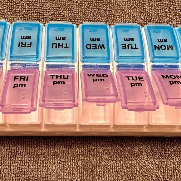 Weekly AM & PM Medication Organizer - Picture 6 of 7